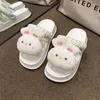 Slippers Slippers Womens Cute Cartoon Design 2023 Summer New Indoor Platform ناعم وغير Slip Sandals Home Bathroom Shoes H240326yn9g