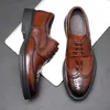 Casual Buty klasyczny styl brytyjski spiczasty palce skórzane mężczyźni Oxfords Business Formal Brogue Flats Wedding