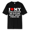 Футболка «Я люблю своего парня», футболка для мужчин, поэтому, пожалуйста, держитесь от меня подальше, забавные футболки с цитатой «Бойфренд, подруга», подарочные футболки M0a9 #