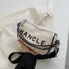 30% rabatt designer väska 2024 handväskor live streaming fashionabla och avslappnade kvinnors kontrasterande färgbrev internet berömd enkel axel crossbody liten fyrkant