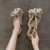 Slippers Slippers Summer Slipper 2023 Flat for Women Outdoor Pearl Linen Insole Broken Flower Bow Sandals Pantuflas Para jer H2403261TV0