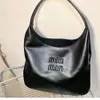 Borsa Mius firmata Muimui Mui Mui Nuova famiglia Miao Borsa tote di grande capacità Borsa per la spesa portatile con una spalla Borsa casual versatile minimalista in vera pelle