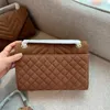 Bolso de diseñador de bolsos con broche de cuero de gamuza clásico Bolso de mano de lujo Bolso de hombro cruzado elegante a la moda para mujer Bolso de fiesta para mujer Detalles de hardware perfectos