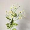 装飾的な花5PCSプラスチックカモミールフラワーウェディングフローラルアレンジメントテーブル装飾用の人工植物