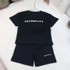 2024夏の新しいコットンスポーツ男の子と女の子向けの2ピースミドルとビッグベイビーショートベビーTシャツとショートパンツセットトレンディ