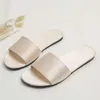 Slippers slippers vier seizoenen thuis platte niet-slip dames slippers nieuwe snoepkleur zijden materiaal outdoor casual all-match sandalen ms h240326ZTW3