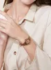 ساعة معصم رجعية على شكل برميل على شكل كوارتز حزام المرأة