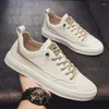 Scarpe casual da uomo piccole bianche versione coreana Trend Sneakers estive traspiranti basse basse da uomo piatte 2024