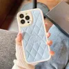 Funda de lujo para teléfono iPhone 15 14 Pro Max de cuero suave, funda de diseñador para iPhone 15 14 Plus 13 12 Pro para mujeres y hombres, buen agarre, a prueba de golpes, ultra delgada, cubierta anticaída