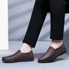 Swobodne buty zimowe pluszowe oryginalna skórzana moda poślizg na łodzi chaussures hommes moccasins Men Menafers Flats