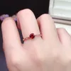 Cluster Rings Classic Round Red Gem for Women Silver Simple and Light Luxury Engagement Ring Fashionable Compact Utsökta smycken