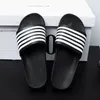Zapatillas planas a rayas blancas y negras de verano para hombre Sandalia informal Confort con zapatos de estilo 240321