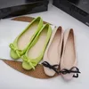 Sandalen Nische Design Damen Kleine quadratische Zehen Einzelne Schuhe Ins Flower Jelly Beach Damen Duftende Frau