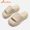 Pantoufles Pantoufles Fasion Brand pantoufles pour femmes 2023 sandales compensées ig eeled style européen simple décontracté et confortable marche d'été H240326AFX7