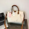 Mode kvinnors väska sommar ny snygg bra textur präglade kvinnors handväska europeiska och amerikanska retro stora kapacitet crossbody hinkväskor