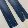 Markenjeans Damen Jean-Designerhosen Mode-LOGO-Denims Hosen Frau Ausgestellte Denim-Hosen Hosenbein-Split-Design 27. März