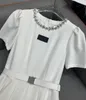 Tasarımcı Elbiseler Yaz Yeni Moda Mektubu Baskı Yuvarlak Boyun Kısa Kol İnce Fit Sarma Kalça Elbise Amerikan Kadın Giysileri Siyah Beyaz