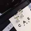Boucles d'oreilles de luxe plaquées or en noir et blanc associées à des pendentifs de bijoux de haute qualité conçus pour les charmantes fêtes d'anniversaire des femmes
