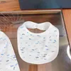 Klassiker nyfödda jumpsuits logo utskrift småbarnskläder baby fem stycke uppsättning storlek 0-6 m jumpsuit saliv handduk hatt fang bei omfamnar en täcke 24mar
