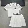 24ss Verano Nuevo diseñador Mujer Vestido de dos piezas Bordado de letras Con cuello en V Cárdigan de punto Cintura alta para mujer Falda media plisada Conjunto de dos piezas para mujer