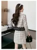 Vestidos de trabajo 2024 Otoño Vintage Temperamento Conjunto Vestido Negro Blanco Plaid Tweed Chaqueta de encaje empalmado Abrigo corto Una línea Mini falda 2 piezas