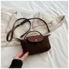 Omuz çantası tasarımcısı, kadınlar için% 50 indirim ile sıcak marka kadın çantaları satıyor Yeni tip elle kalma tek omuz crossbody ve