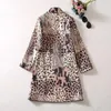 Roupas femininas europeias e americanas 2023 outono novo estilo manga longa lapela leopardo impressão retalhos moda trench coat xxl