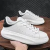 Scarpe casual stile coreano uomo bianco stringato scarpa in pelle originale sneakers con plateau traspirante calzature da strada per giovani Chaussure