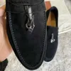 LORO Piano LP Lorospianasl Novos homens Ande Charms embelezados Suede mocassins Moccasins Black couro genuíno Casual Casual em apartamentos femininos designers de luxo sapato de vestido plano