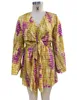 Robe à col en V à imprimé géométrique pour femme Trendy Charm avec taille ceinturée en tissu polyester extensible pour un look élégant et confortable