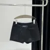 Shorts pour femme 2024 Automne/Hiver Vêtements à la mode avec petit et design Micro A-line Coupe stéréoscopique Pantalon en cuir Pu