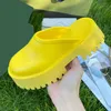 Plateau Slipper Perforierte Hausschuhe Männer Frauen Designer Sandalen Keil Gummi Slide Transparente Materialien Mode Strand Flats Schuhe