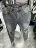 p79 ФИОЛЕТОВЫЙ Высококачественные мужские джинсы. Потертые мотоциклетные байкерские джинсы. Рок-скинни. Тонкие рваные полоски с дырками. Модные джинсовые брюки со змеиной вышивкой.