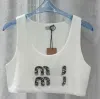 NIEUW 23SS Vest Woman Miu Outer Wear Tank Tops Designer Modemerk Bikini Mouwloze kort T-shirt Gesald Borduurwerk Sweet Wind Crop Vest