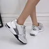 Buty swobodne Leopard 2024 Kobiety Spring Sneakers skórzana siatka Kobieta prowadząca sportowy sport płaska platforma Zapatos Młonier