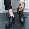 Casual skor brittiska spetsiga svart krokodilmönster för män designer snörning bröllopsklänning affärer lägenheter skor