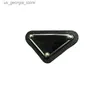 Pins Brooches 2.8*4.6cm Leather Metal Triangle Brooch Women Letter Brooches Suit Lapel Pin Fashion Jewelry Accessories Y240327