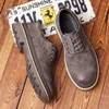 Casual Shoes England Style Mens Leisure Pig Leather Sosa-Up Tooling Work Shoe Breattable Platform Sneakers utomhus öken Skor man