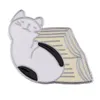 만화 고양이 브로치 에나멜 핀 흑백 동물 독서 새끼 고양이 재미있는 배지 금속 액세서리 맞춤형 배낭 보석 도매