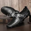 Casual Shoes 2024 Fashion Soft Leather Men Summer Breattable Lightweight Driving Bekväm handen platt