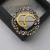Klasyczny projektant broszki perłowe kobiety 18K Gold Fashion Unisex Diamond Men Crystal Rhinestone podwójny litera broszka