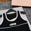 2024 SSデザイナー2024春/夏の新しいスタイルのセレブXiaoxiang FengyuanレーベルSlim Fit Seveless Tank Top wotd layer and Knittesシャツ