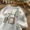 メンズTシャツアメリカンスタイルレトロスウィートビーアッププリント子猫のTシャツの男性と女性の夏のトレンドファッションカジュアルトップカップルのハラジュク240327