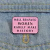 Alfinetes esmaltados feministas bem comportados, mulheres raramente fazem broches de história, emblemas de lapela, joias rosa, presente para amigos