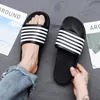Zapatillas planas a rayas blancas y negras de verano para hombre Sandalia informal Confort con zapatos de estilo 240321