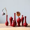 花瓶中国スタイルの赤いセラミック花瓶レトロ禅ティーマットの装飾的な花のセット