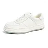 Chaussures décontractées Design coréen pour hommes, baskets blanches à lacets en cuir véritable, respirantes, plates à plateforme, antidérapantes, Zapatos