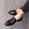 Buty zwykłe męskie skórzane frędzlowe włoskie ubiórki Office Footwear Modna elegancka Oxford dla mężczyzn