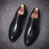 Casual Shoes Mens Fashion Patent Leather Platform Business Bröllop Formella klänningar Lace-up Derby Shoe Black Carved Brogue Sneakers Mans Mans