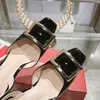 Sandales de créateurs pour femmes Golden Glamour : des talons crème ornés de luxueux accents dorés Entrez dans l'opulence